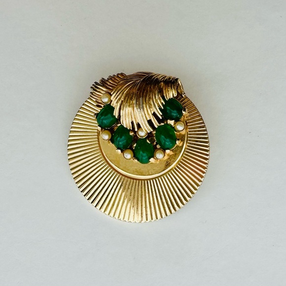Vintage Signed BOUCHER Designer Circle Gold w Emerald & Pearl Pin Brooch - Picture 2 of 9